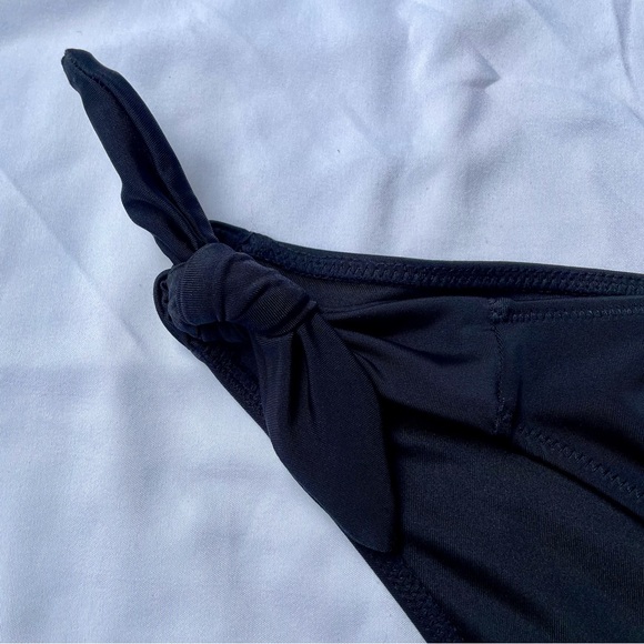 SHADE & SHORE BIKINI BOTTOMS WITH SIDE TIES. BLACK. SIZE M - Picture 2 of 7
